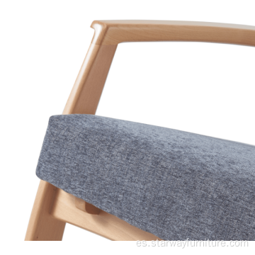 Silla de sillón tapizada de madera antigua